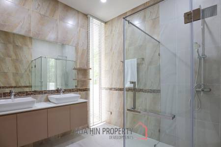 Golf Village: 4-Bedroom Villa with Pool in Hua Hin