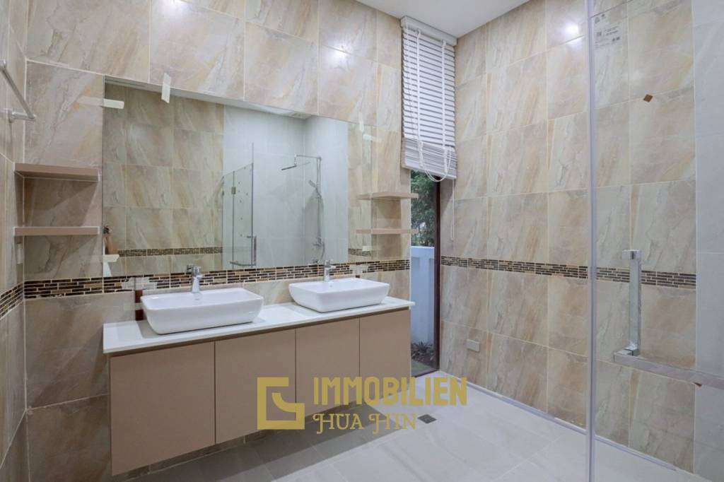 ขายบ้าน 4 ห้องนอนพร้อมสระว่ายน้ำในโครงการกอล์ฟวิลเลจ หัวหิน