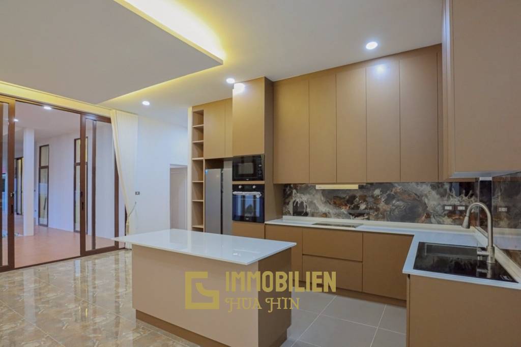 ขายบ้าน 4 ห้องนอนพร้อมสระว่ายน้ำในโครงการกอล์ฟวิลเลจ หัวหิน