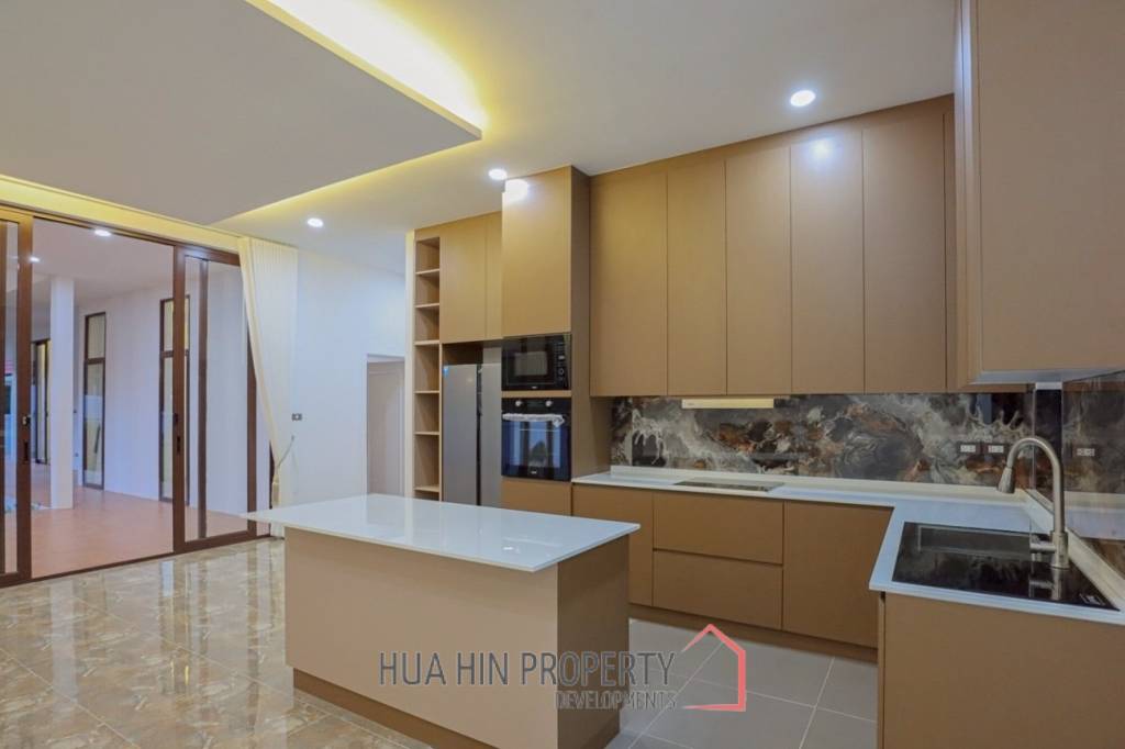 Golf Village: 4-Bedroom Villa with Pool in Hua Hin