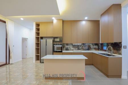 Golf Village: 4-Bedroom Villa with Pool in Hua Hin