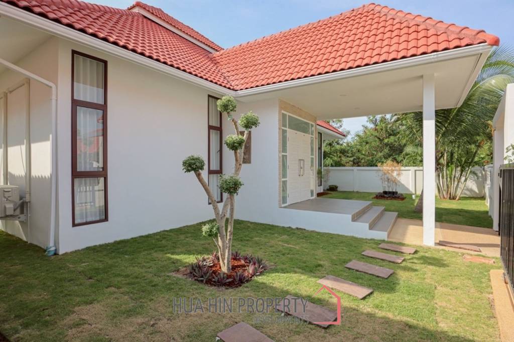 Golf Village: 4-Bedroom Villa with Pool in Hua Hin