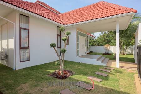 Golf Village: 4-Bedroom Villa with Pool in Hua Hin