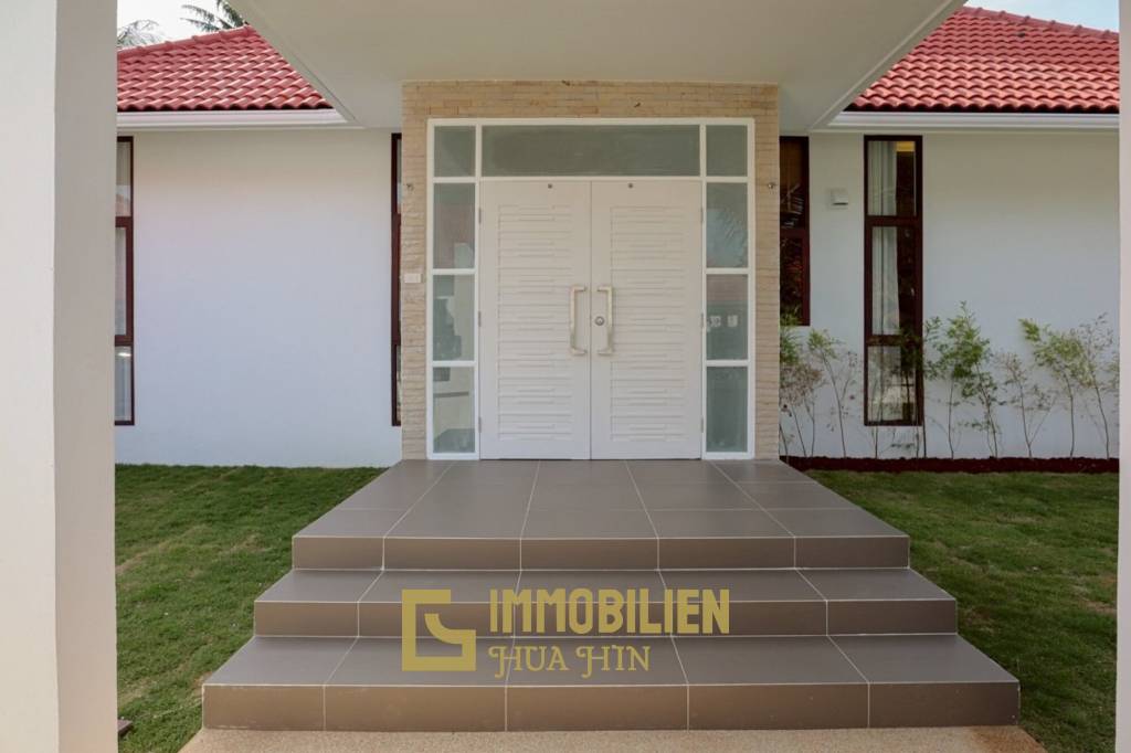 ขายบ้าน 4 ห้องนอนพร้อมสระว่ายน้ำในโครงการกอล์ฟวิลเลจ หัวหิน