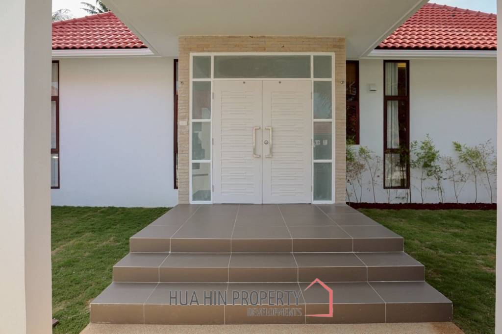 Golf Village: 4-Bedroom Villa with Pool in Hua Hin
