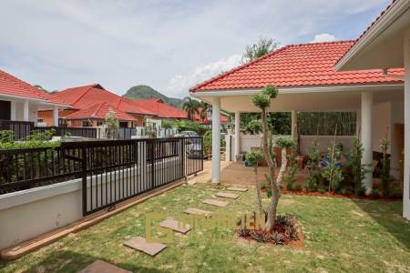 ขายบ้าน 4 ห้องนอนพร้อมสระว่ายน้ำในโครงการกอล์ฟวิลเลจ หัวหิน