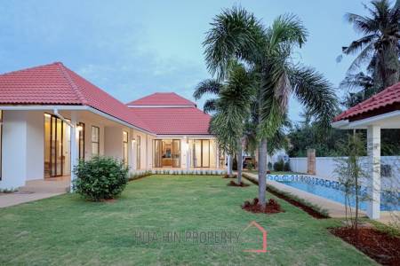 Golf Village: 4-Bedroom Villa with Pool in Hua Hin