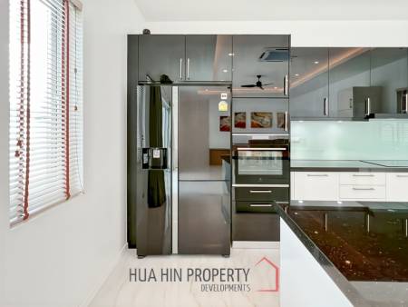 BEST DEAL : Contemporary 3-Bedroom Villa with Pool in Aria 2