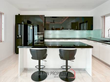 BEST DEAL : Contemporary 3-Bedroom Villa with Pool in Aria 2
