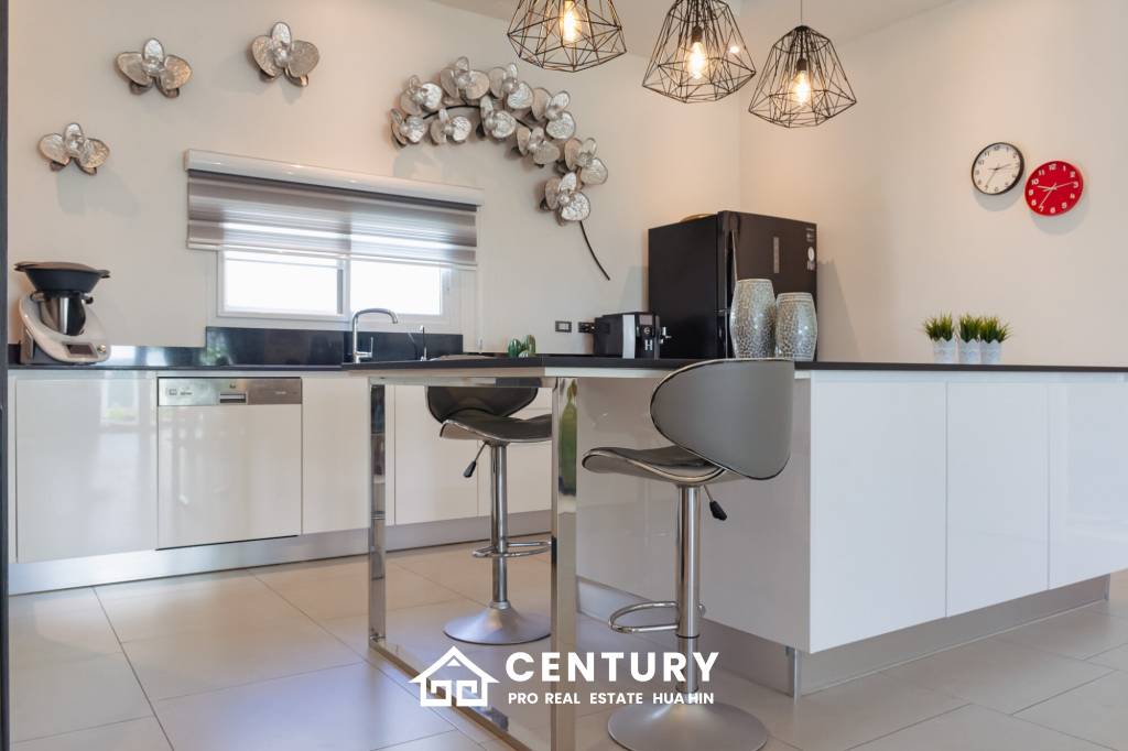 698 ตร.ม 3 เตียง 4 อาบน้ำ วิลล่า For ขาย