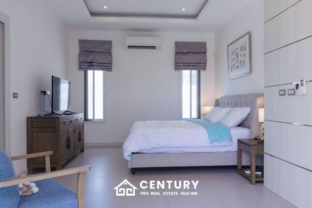 698 ตร.ม 3 เตียง 4 อาบน้ำ วิลล่า For ขาย