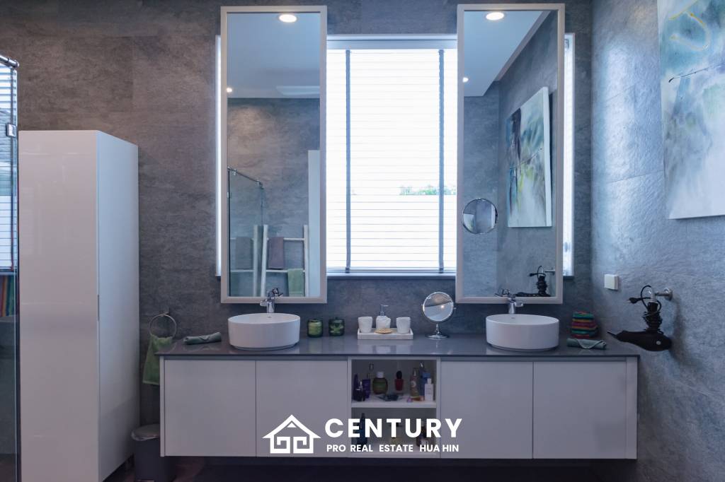 698 ตร.ม 3 เตียง 4 อาบน้ำ วิลล่า For ขาย