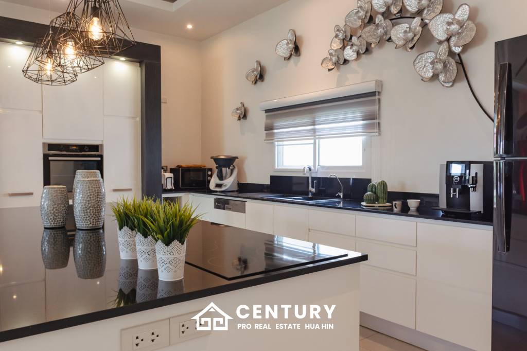 698 ตร.ม 3 เตียง 4 อาบน้ำ วิลล่า For ขาย