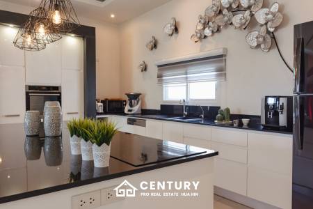 698 ตร.ม 3 เตียง 4 อาบน้ำ วิลล่า For ขาย