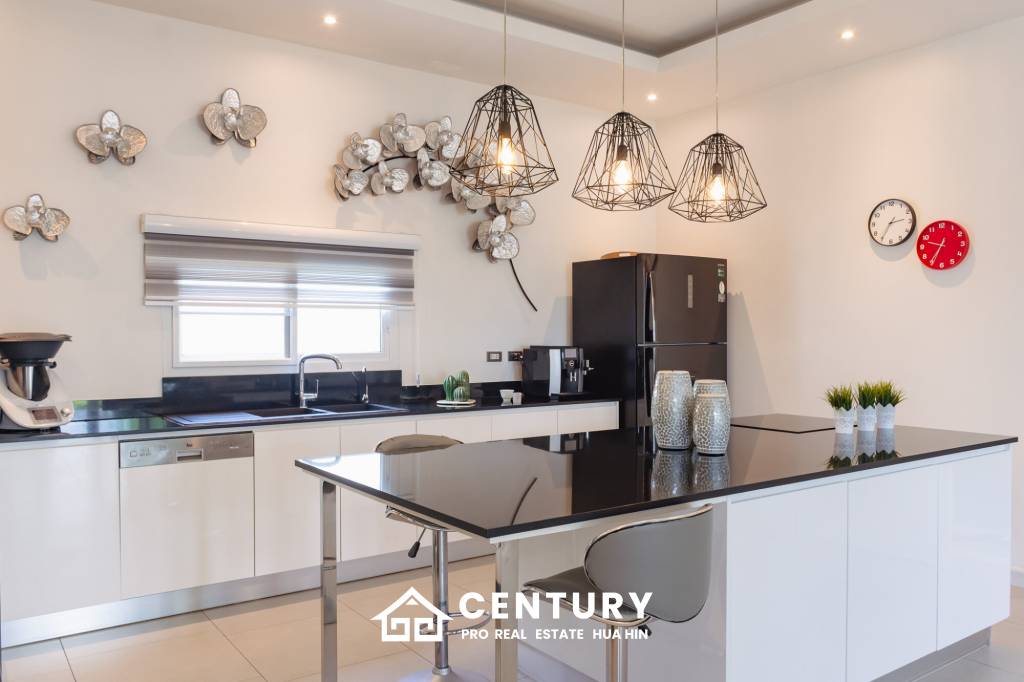 698 ตร.ม 3 เตียง 4 อาบน้ำ วิลล่า For ขาย