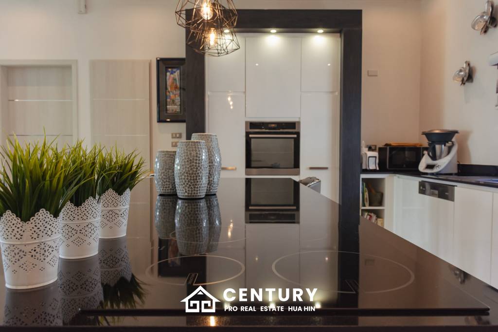 698 ตร.ม 3 เตียง 4 อาบน้ำ วิลล่า For ขาย