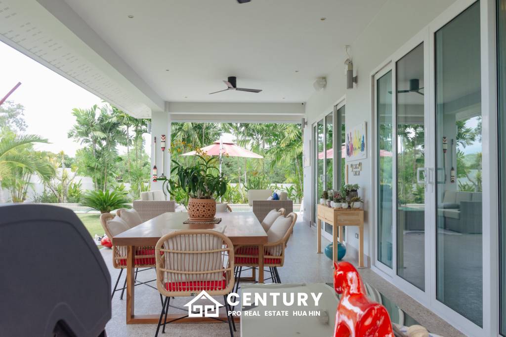 698 ตร.ม 3 เตียง 4 อาบน้ำ วิลล่า For ขาย