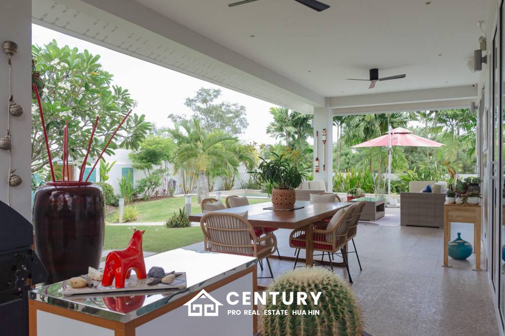 698 ตร.ม 3 เตียง 4 อาบน้ำ วิลล่า For ขาย