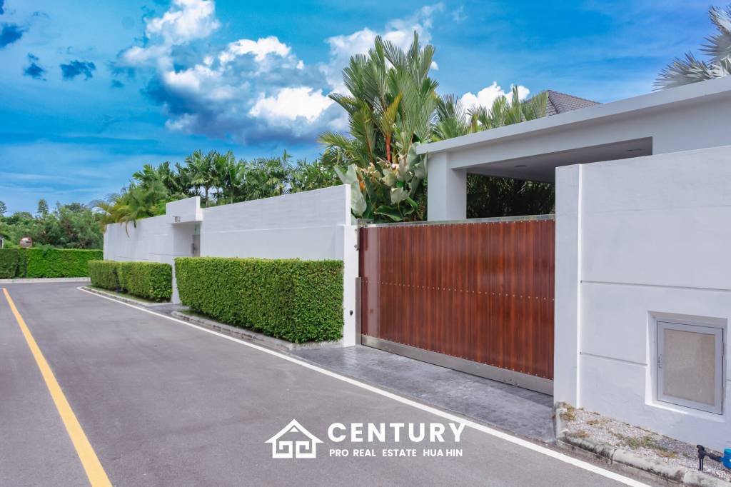 698 ตร.ม 3 เตียง 4 อาบน้ำ วิลล่า For ขาย