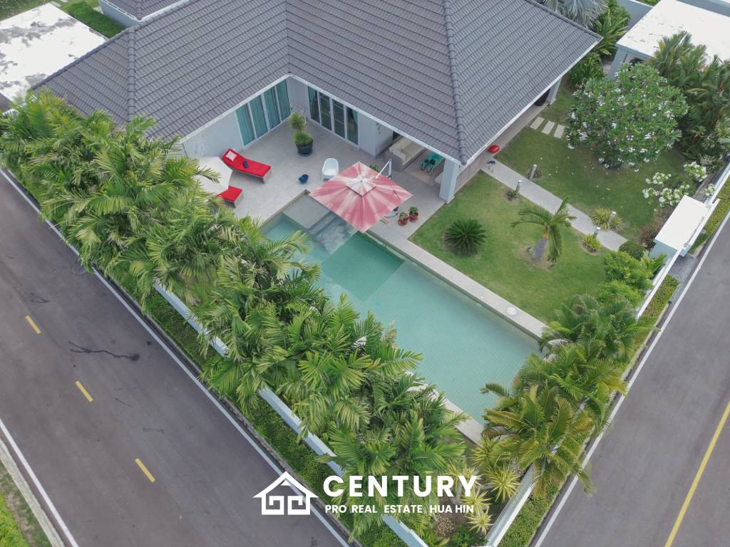 698 ตร.ม 3 เตียง 4 อาบน้ำ วิลล่า For ขาย