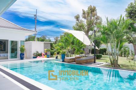 ARIA 2: Herrliche 3 Schlafzimmer Pool Villa mit schönem Garten