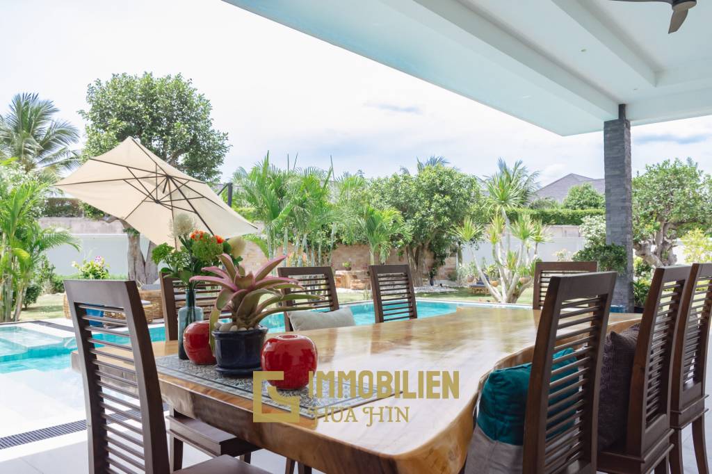 ARIA 2: Herrliche 3 Schlafzimmer Pool Villa mit schönem Garten