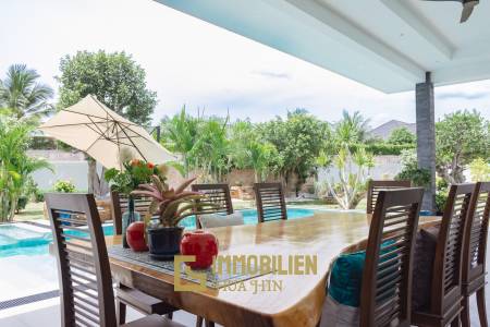 ARIA 2: Herrliche 3 Schlafzimmer Pool Villa mit schönem Garten