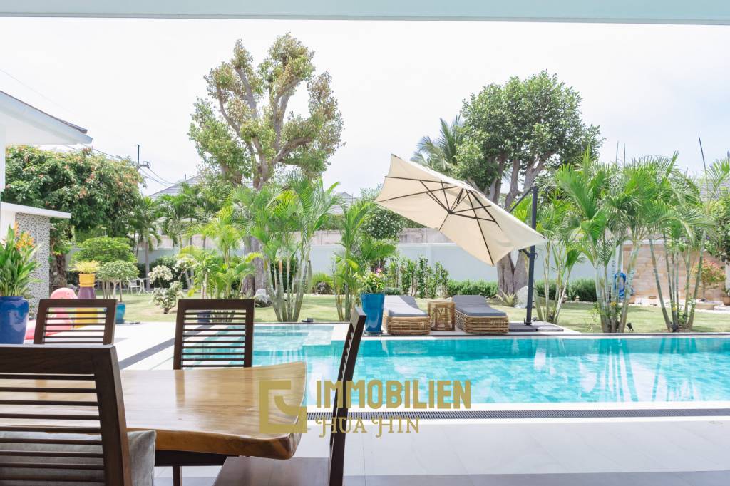 ARIA 2: Herrliche 3 Schlafzimmer Pool Villa mit schönem Garten