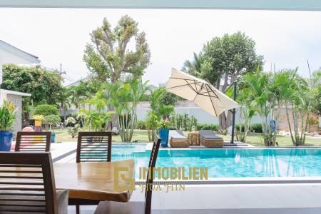 ARIA 2: Herrliche 3 Schlafzimmer Pool Villa mit schönem Garten
