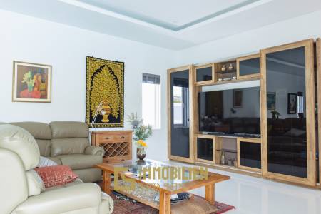 ARIA 2: Herrliche 3 Schlafzimmer Pool Villa mit schönem Garten