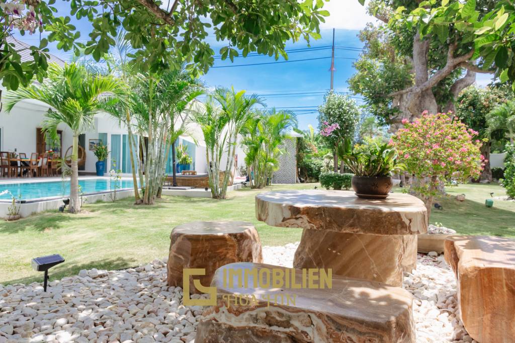 ARIA 2: Herrliche 3 Schlafzimmer Pool Villa mit schönem Garten