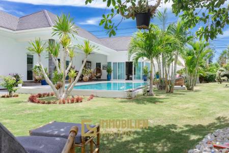 ARIA 2: Herrliche 3 Schlafzimmer Pool Villa mit schönem Garten
