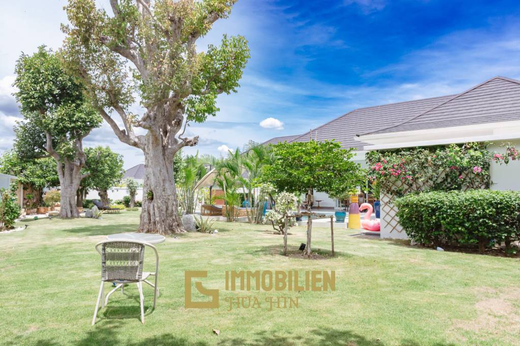 ARIA 2: Herrliche 3 Schlafzimmer Pool Villa mit schönem Garten
