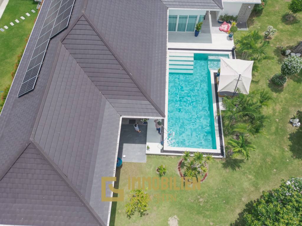 ARIA 2: Herrliche 3 Schlafzimmer Pool Villa mit schönem Garten