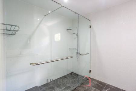 Exclusive 3 Bedroom Pool Villa In Black Mountain Golf Course