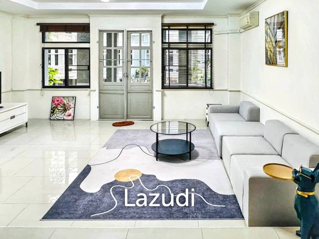 4 Bedrooms 5 Bathrooms 350 SQ.M Townhouse Near Emporium