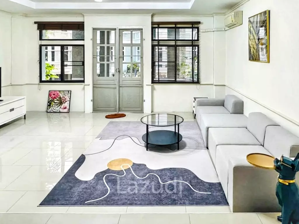 4 Bedrooms 5 Bathrooms 350 SQ.M Townhouse Near Emporium