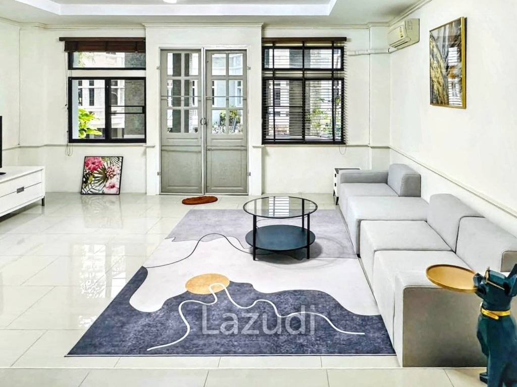 4 Bedrooms 5 Bathrooms 350 SQ.M Townhouse Near Emporium