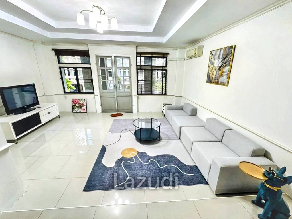 4 Bedrooms 5 Bathrooms 350 SQ.M Townhouse Near Emporium