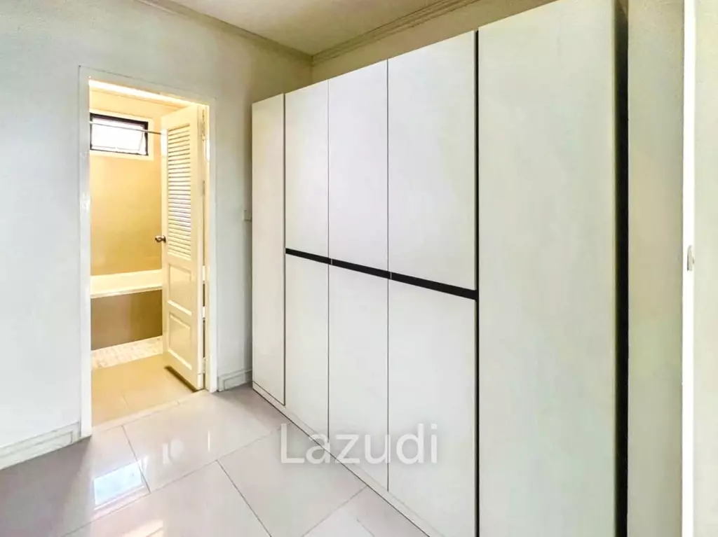 4 Bedrooms 5 Bathrooms 350 SQ.M Townhouse Near Emporium