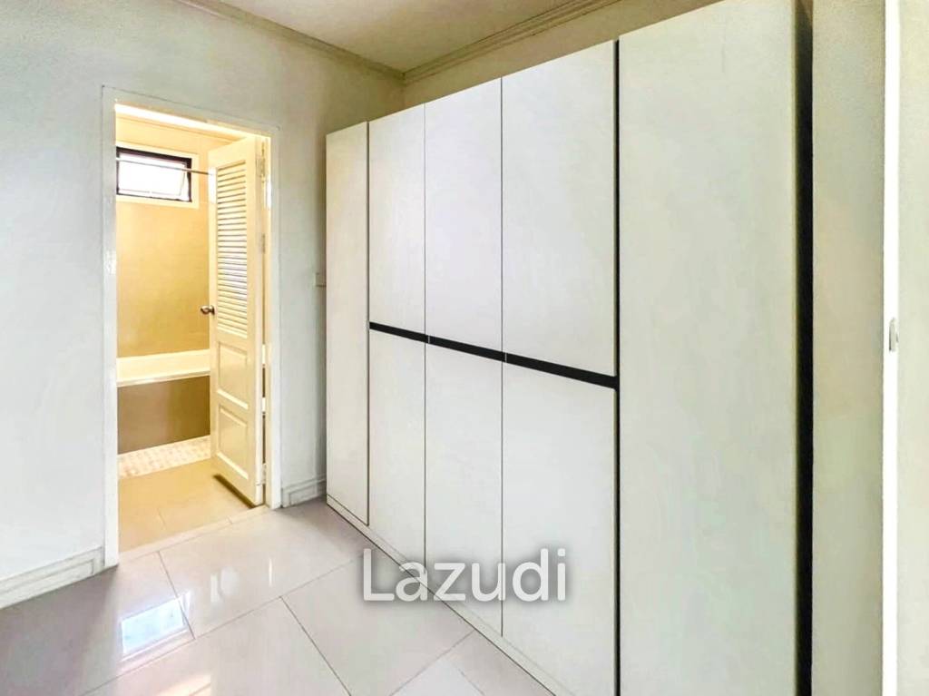 4 Bedrooms 5 Bathrooms 350 SQ.M Townhouse Near Emporium