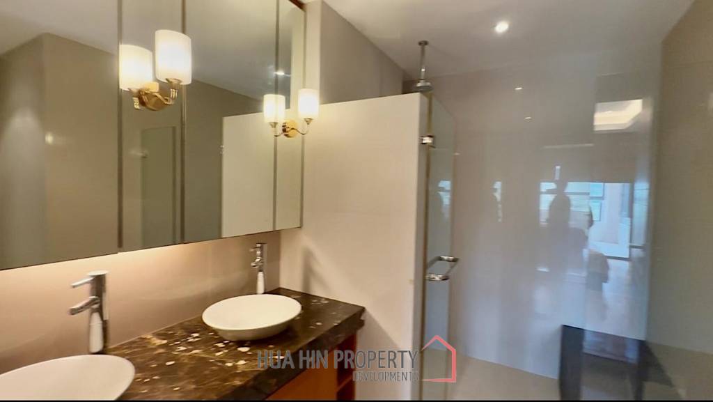 Black Mountain Golf Course: Excellent luxury condo with 2 bedrooms and 2 bathrooms