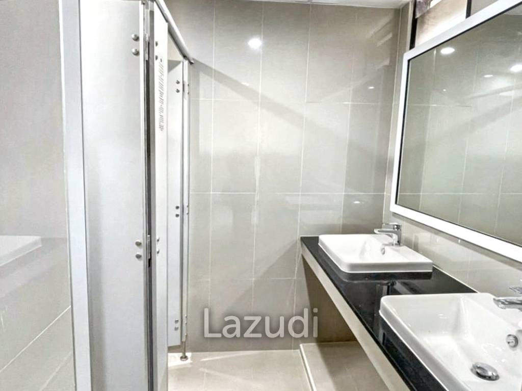 2 Restrooms 244 SQ.M Office at Skulthai Surawong Tower
