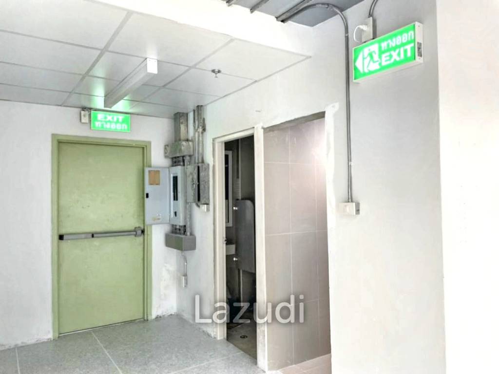 2 Restrooms 244 SQ.M Office at Skulthai Surawong Tower