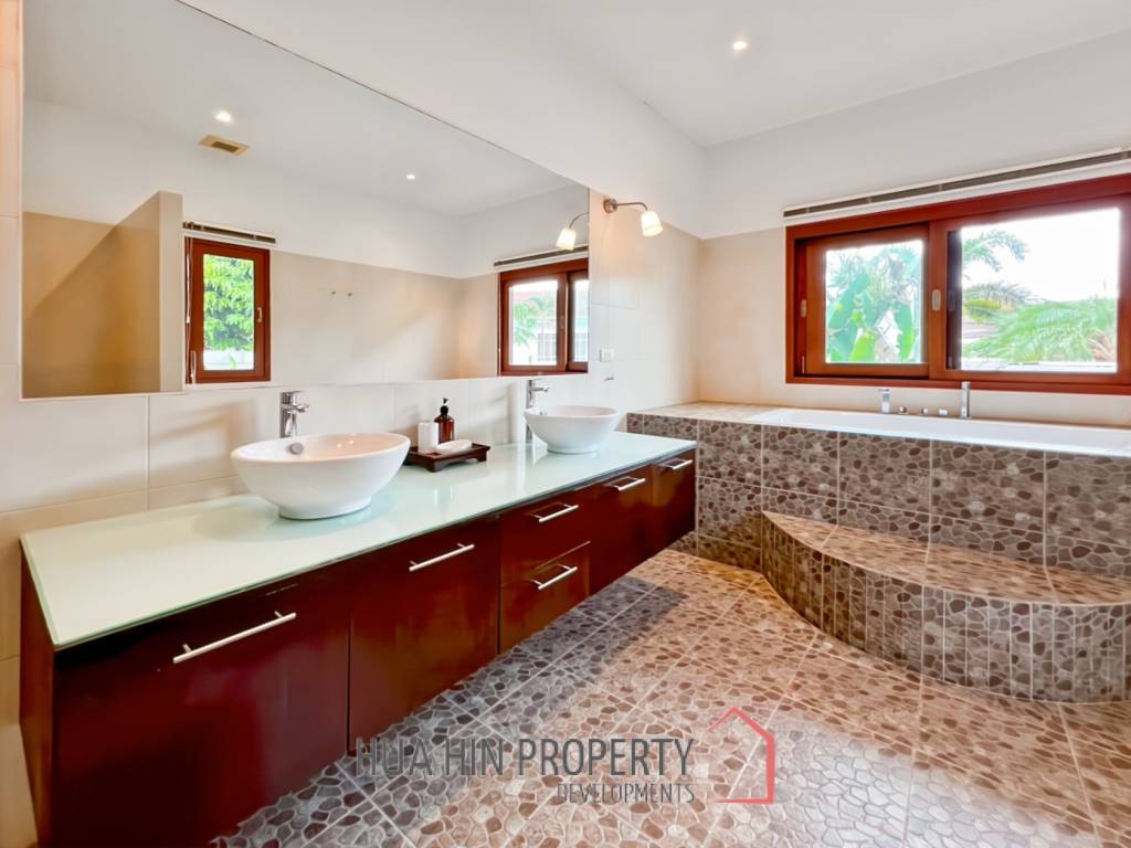 Luxurious 4-Bedroom Villa with Pool in Smart House Resort