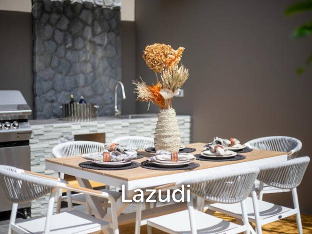 Luxury Villa with Stunning Mountain Views!