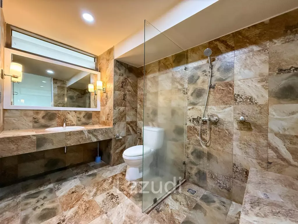 Newly renovated, spacious studio condo in Phuket Country Club