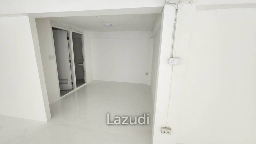 142 SQM on Main Road Sukhumvit 42 High Visibility, High Potential - Perfect retail location for Spa, Clinic, Restaurant, etc.