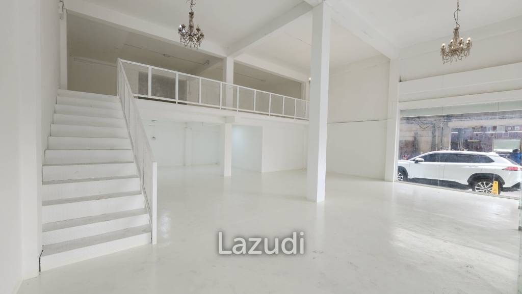 142 SQM on Main Road Sukhumvit 42 High Visibility, High Potential - Perfect retail location for Spa, Clinic, Restaurant, etc.