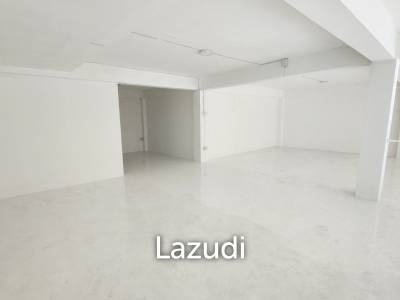 142 SQM on Main Road Sukhumvit 42 High Visibility, High Potential - Perfect retail location for Spa, Clinic, Restaurant, etc.